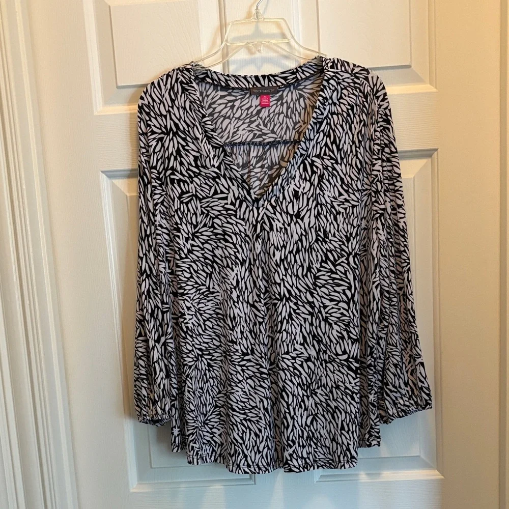 Vince Camuto Black and White Leaf Print Blouse - Picture 1 of 3